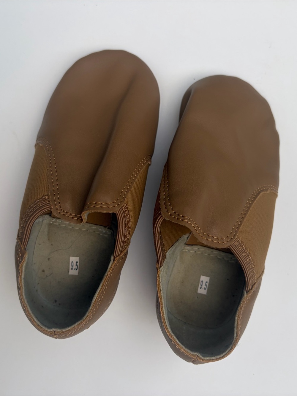 Children’s tan slip-on jazz/dance shoes in size 9.5